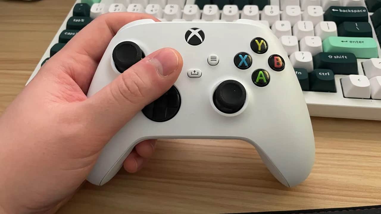 Microsoft Ships Xbox Controllers Without Batteries Since December