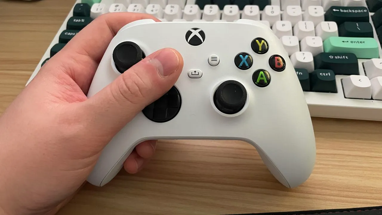 Microsoft Ships Xbox Controllers Without Batteries Since December