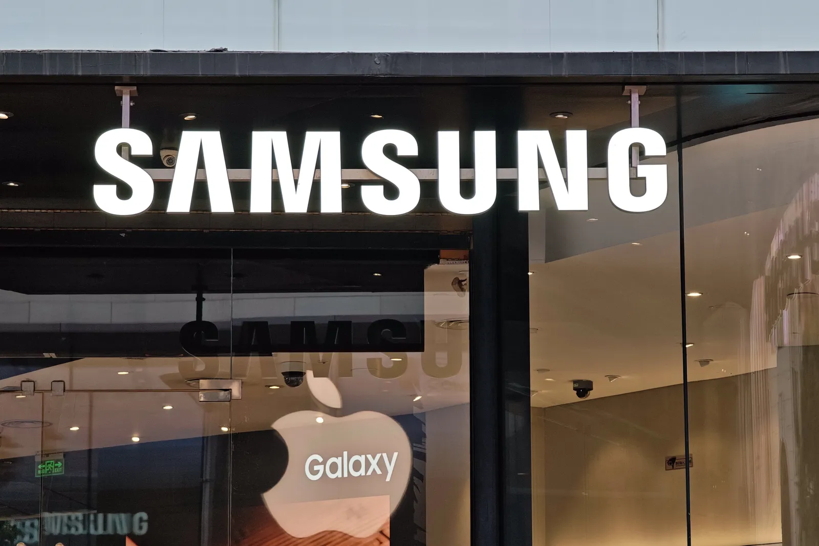 Samsung Shares Surge 6.5% After Shipping HBM4E Samples