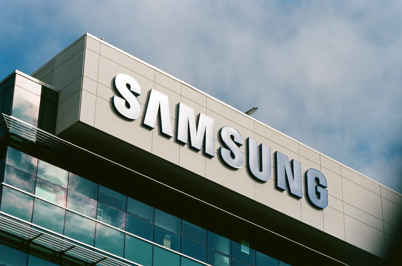 Samsung Hits $1 Trillion Valuation as Shares Surge Over 10%